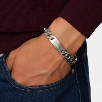 Ανδρικό βραχιόλι Emporio Armani EGS2435040 χειροπέδα από ανοξείδωτο ατσάλι σε ασημί χρώμα, φορεμένο.